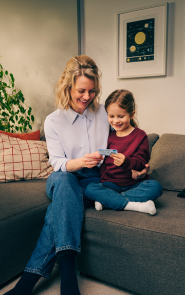 Mutter sitzt mit Kind auf der Couch